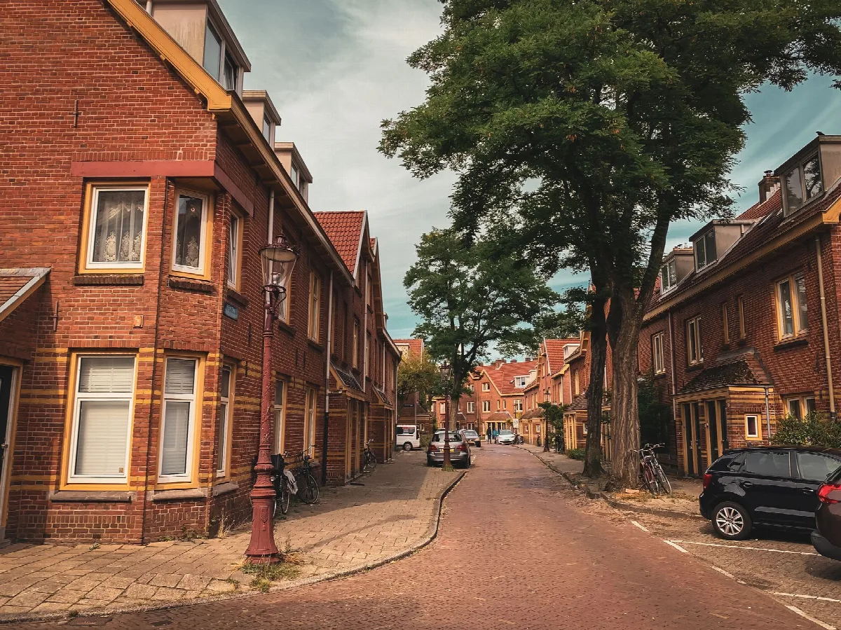 Nederlandse woningen in een straat met bakstenen gevels