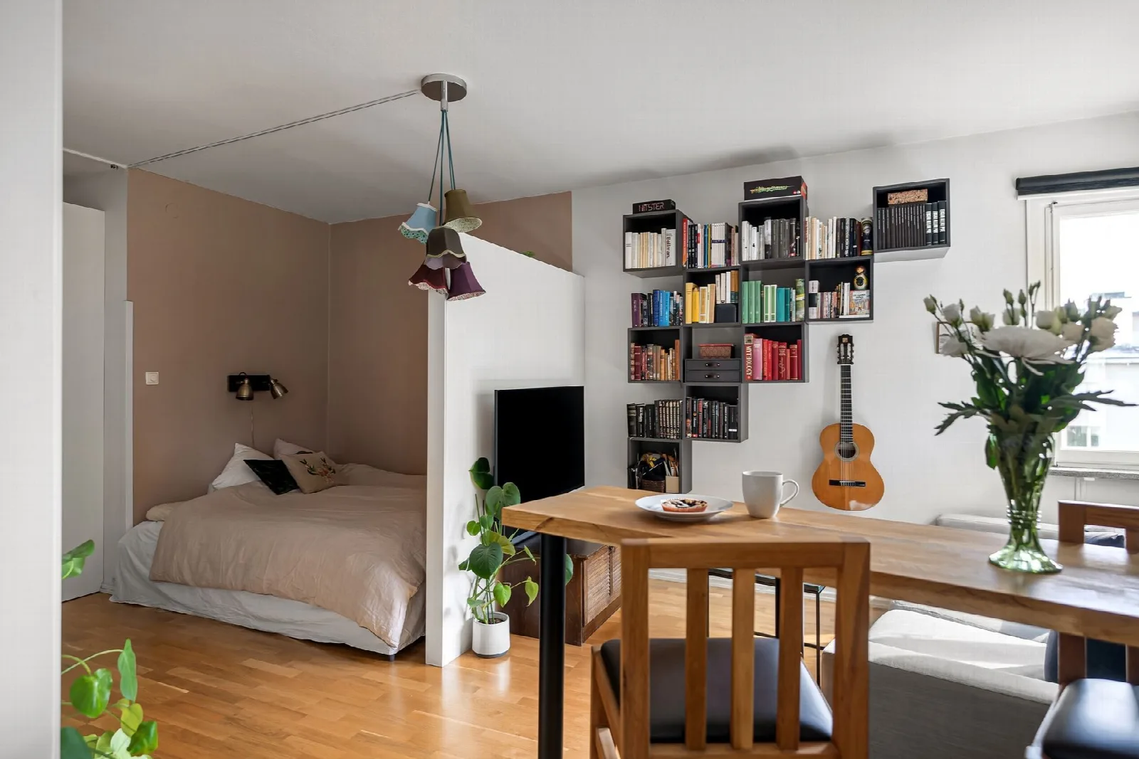 Souterrain met slaapkamer, badkamer en eigen buitentrap