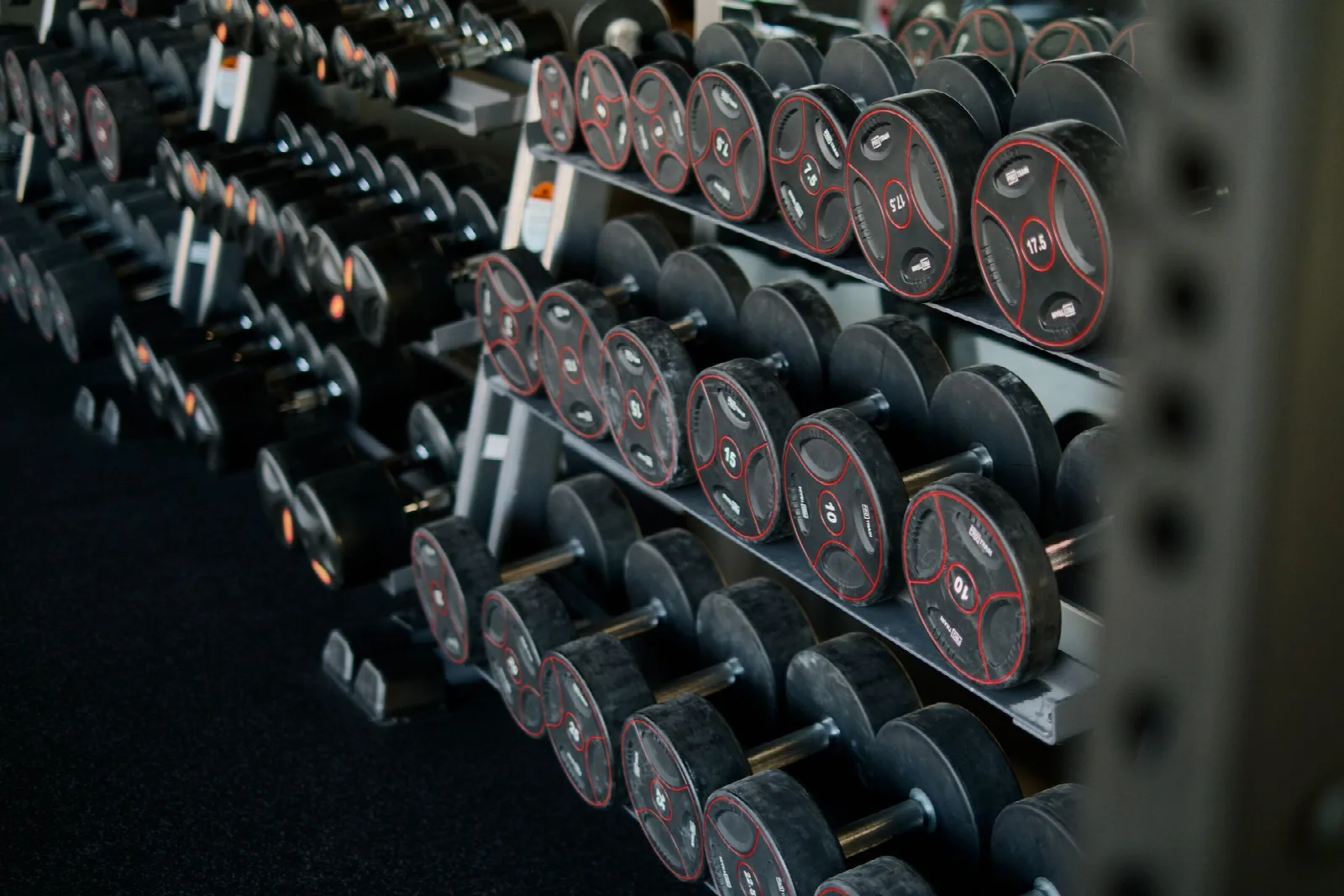 Kelderruimte ingericht als fitnessruimte met rubbervloer en spiegelwand