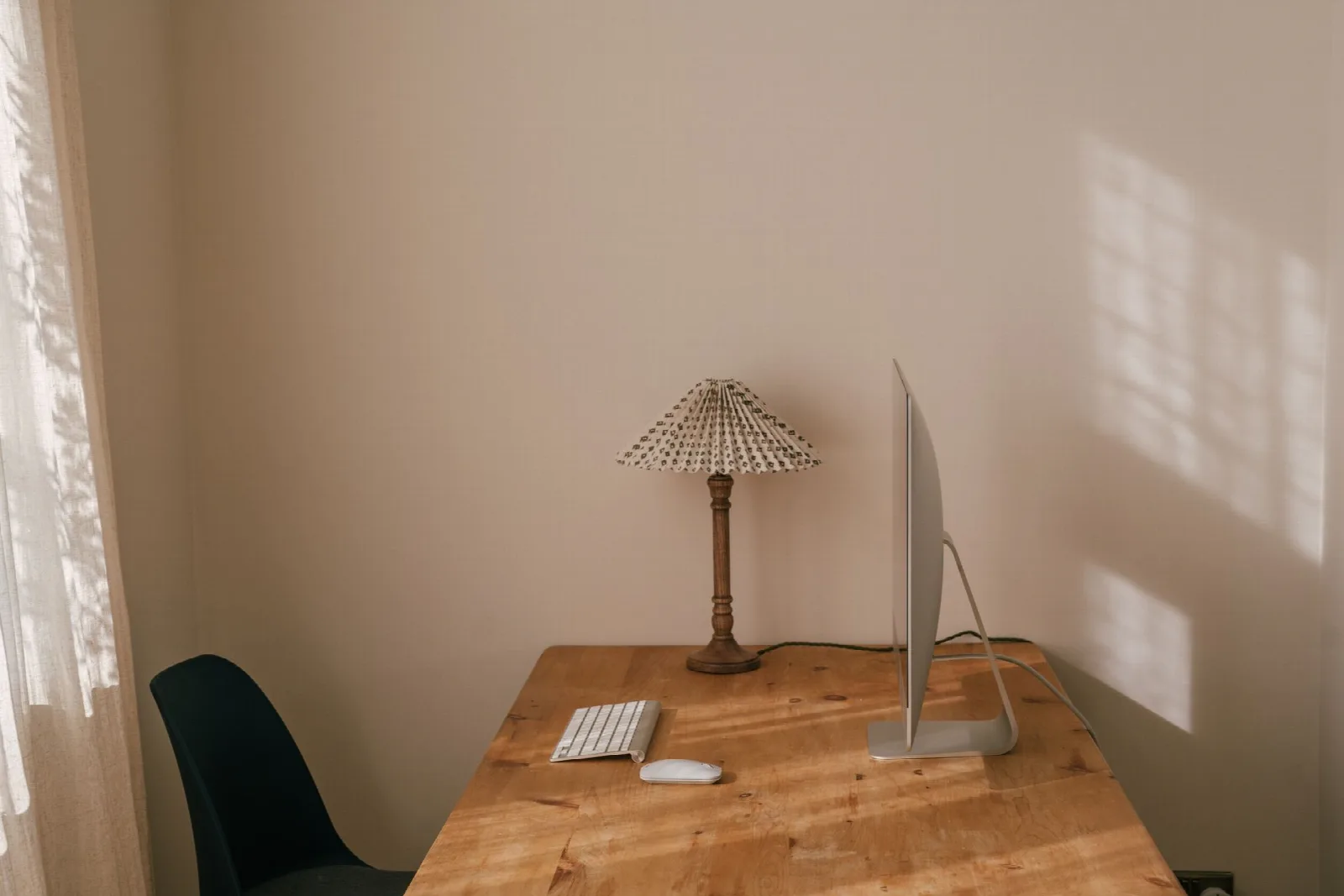 Werkruimte in een souterrain met daglicht via een koekoek