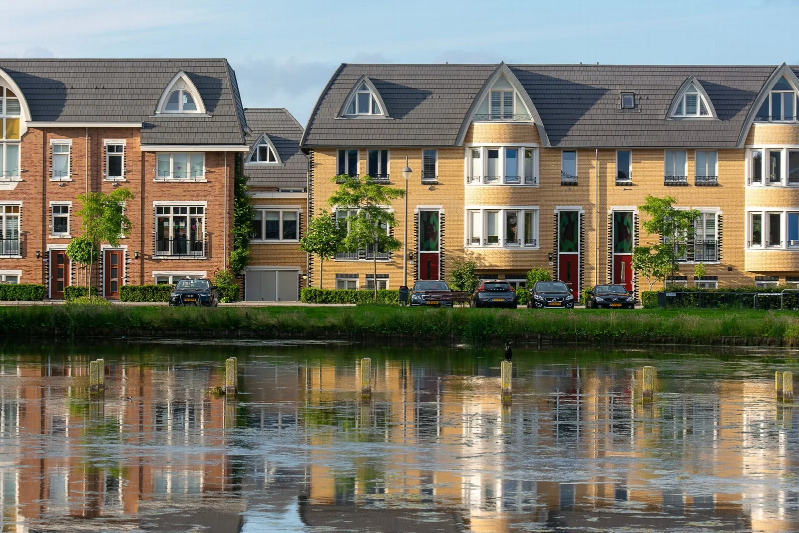 Twee aaneengebouwde woningen met een gedeelde bouwmuur