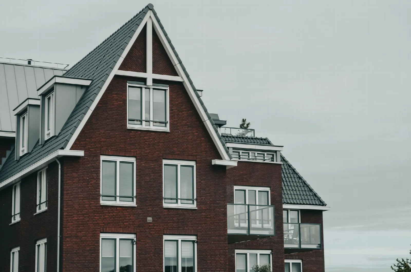 Gevel van een jaren-30 woning met erker en glas-in-lood