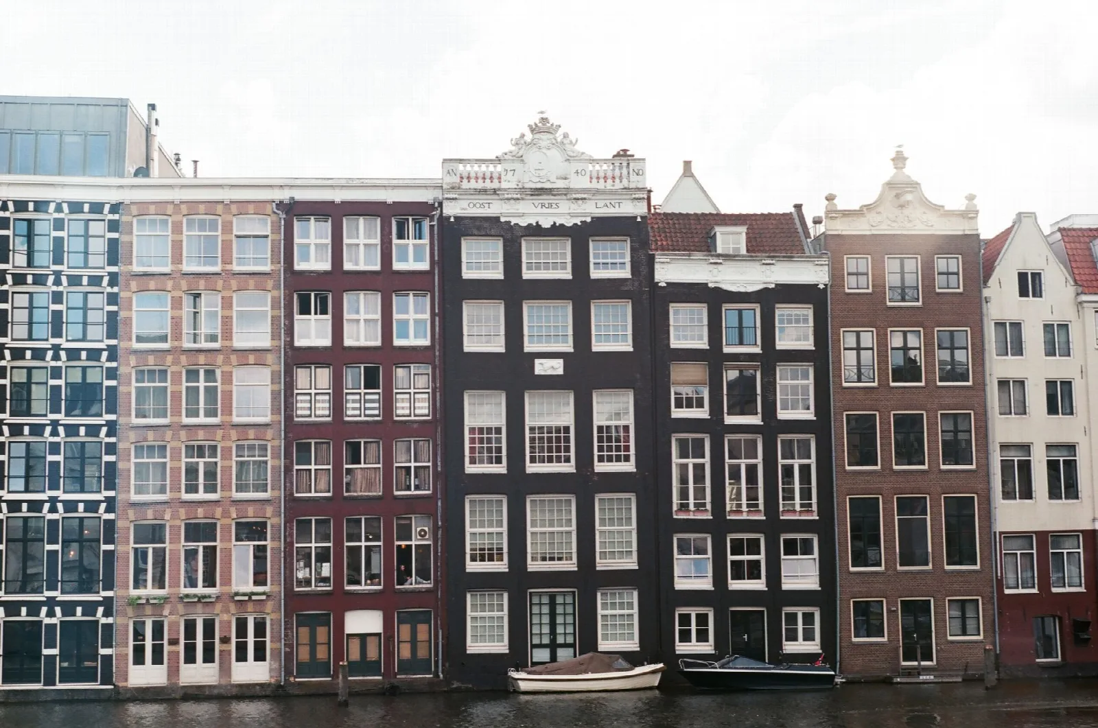 Amsterdamse grachtenpanden met souterrains aan het water