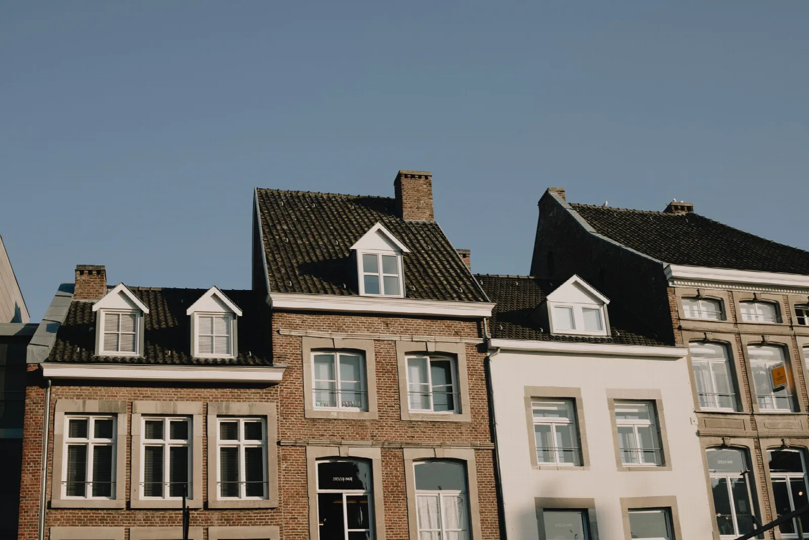 Jaren-30 woning waarvan de fundering in segmenten wordt ondervangen voor een nieuwe kelder