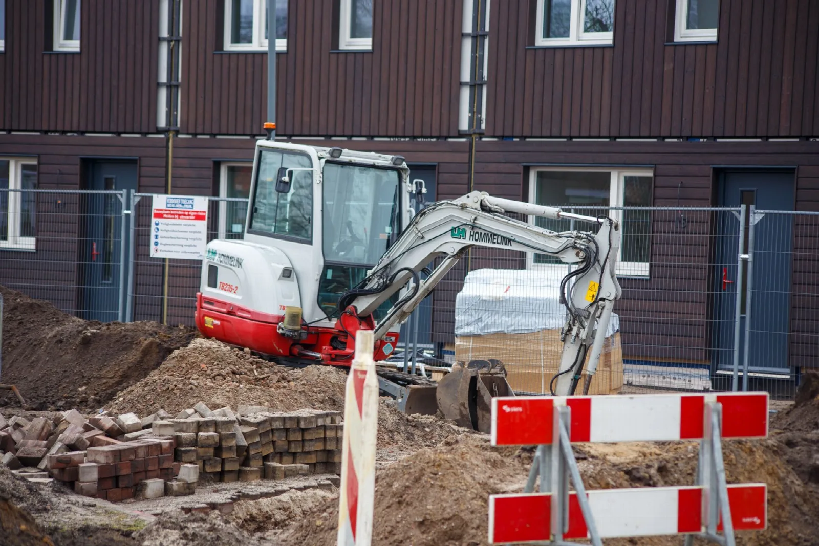 Ontgraving onder een bestaande woning met tijdelijke ondersteuning van de fundering