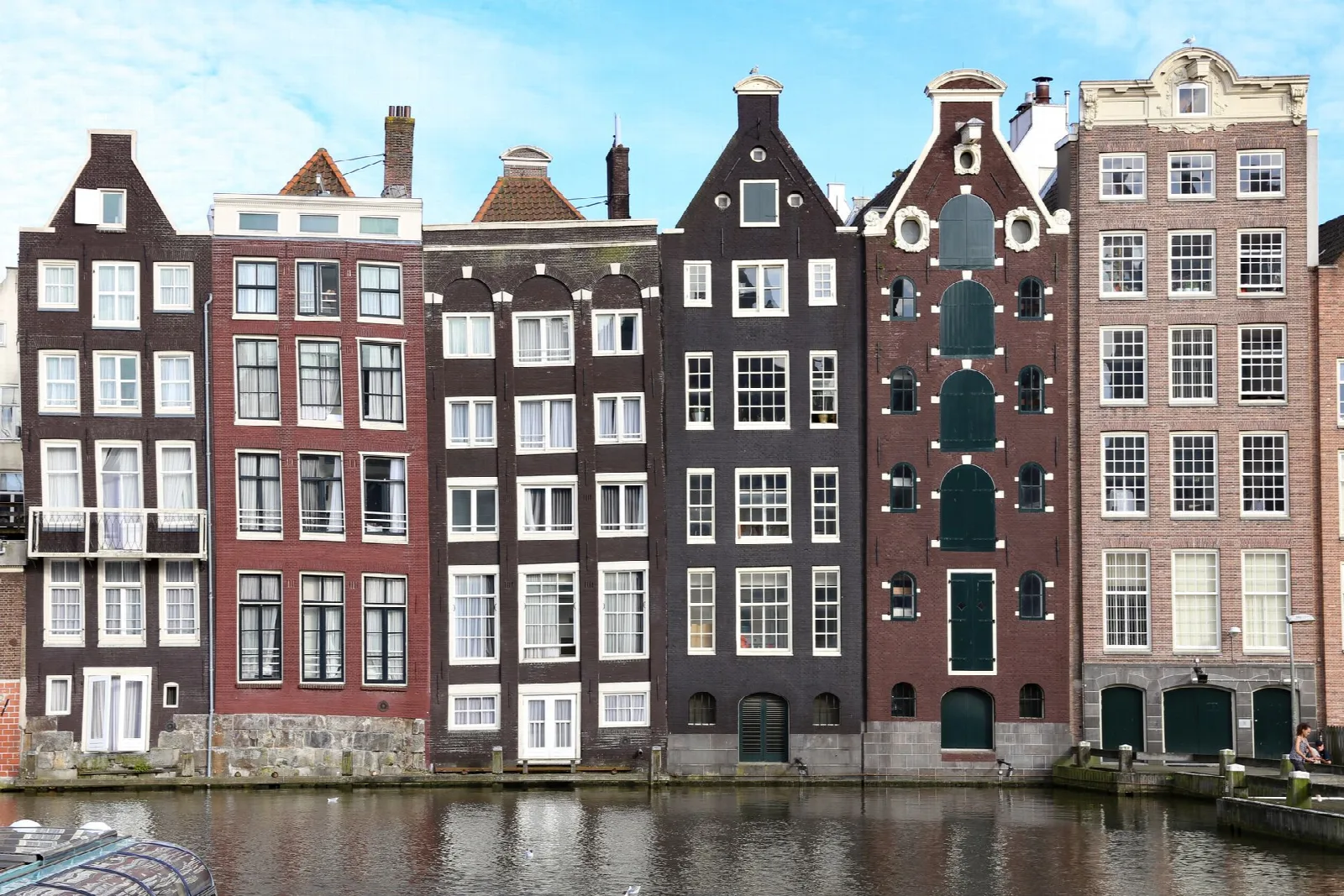 Herenhuizen aan een gracht in Amsterdam Oud-Zuid met een verdiept souterrain