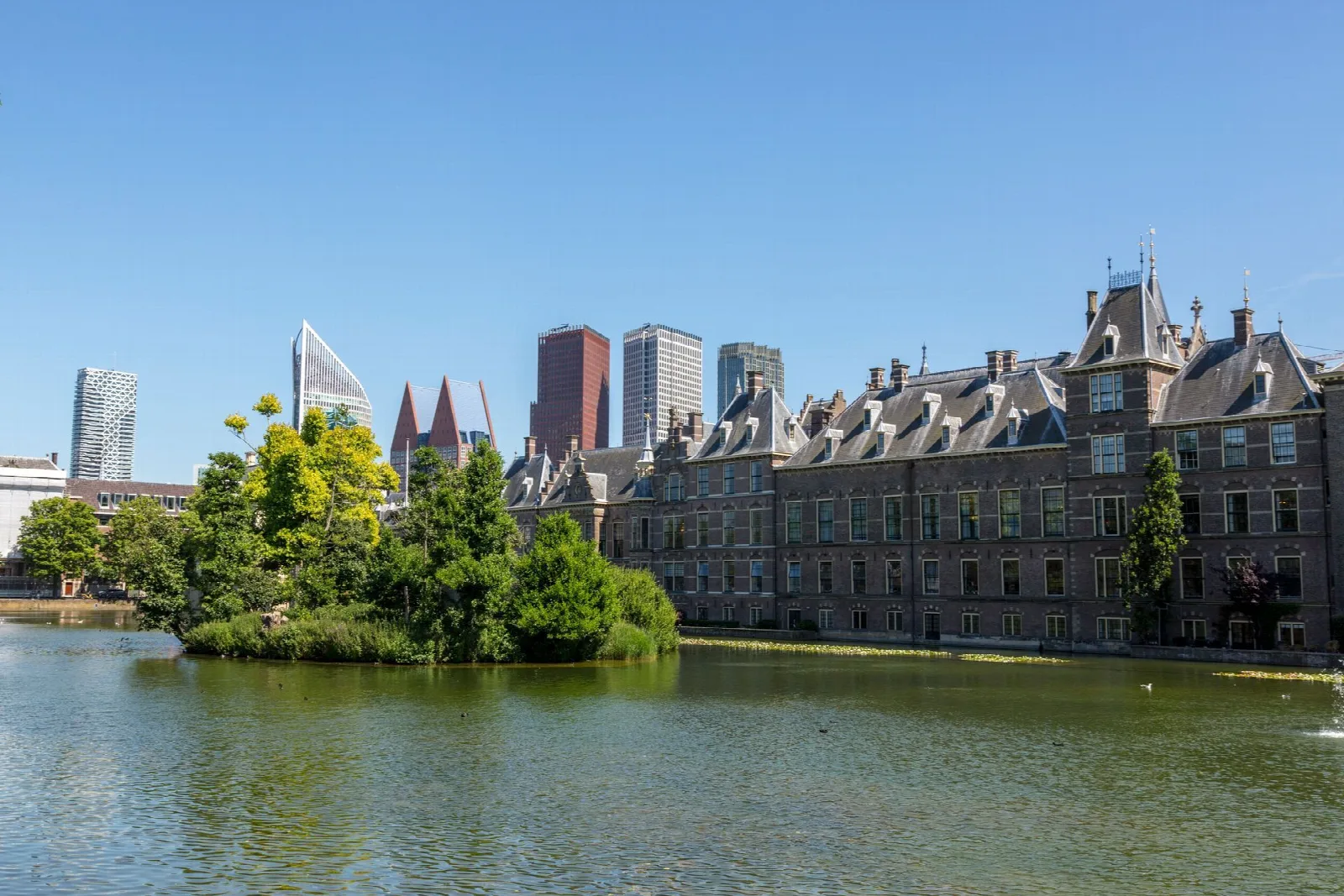 Herenhuizen met torentjes in het Statenkwartier in Den Haag
