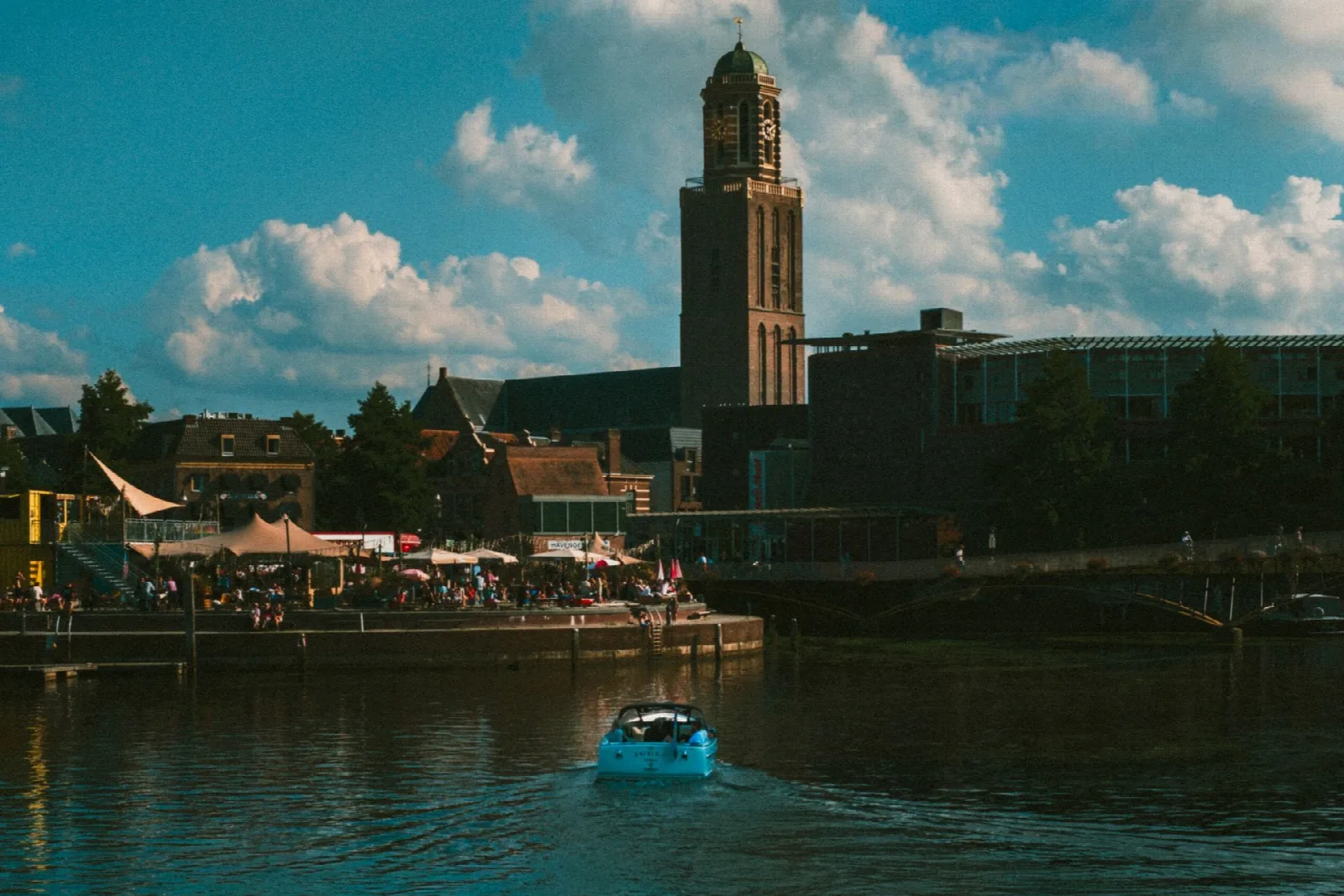 Vooroorlogs herenhuis aan een laan in de Zwolse wijk Veerallee