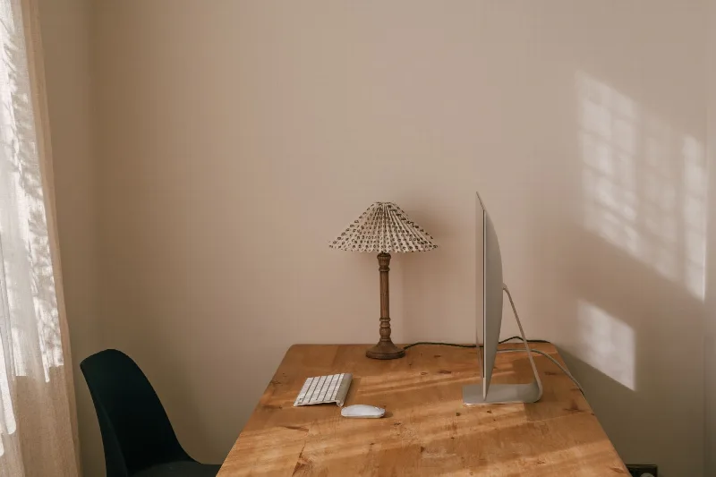 Werkruimte in een souterrain met daglicht via een koekoek