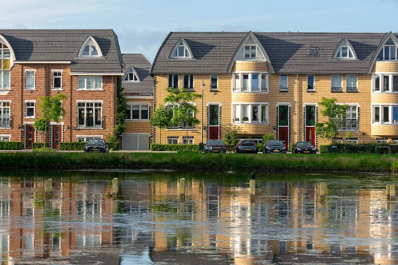 Twee aaneengebouwde woningen met een gedeelde bouwmuur