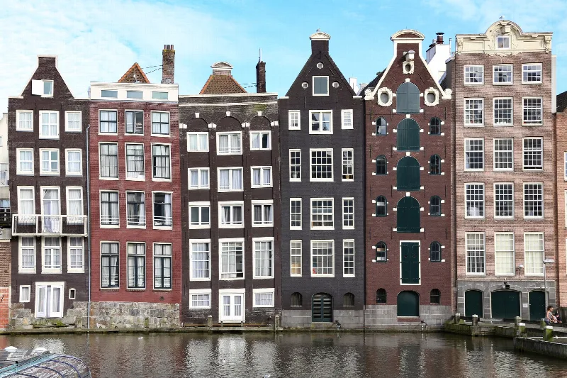 Herenhuizen aan een gracht in Amsterdam Oud-Zuid met een verdiept souterrain