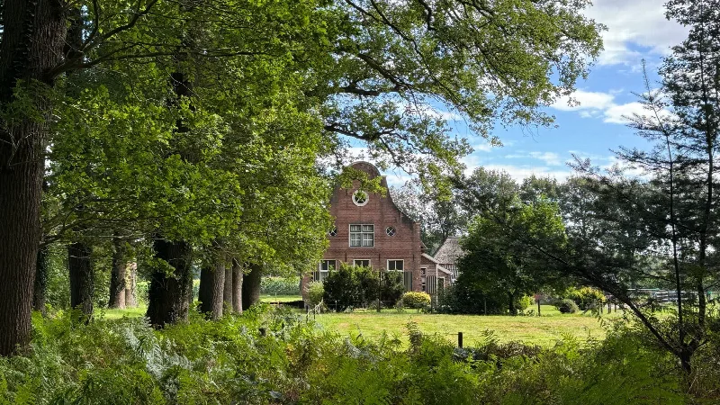 Vooroorlogse villa op een bosrijk perceel in het villapark Trompenberg in Hilversum